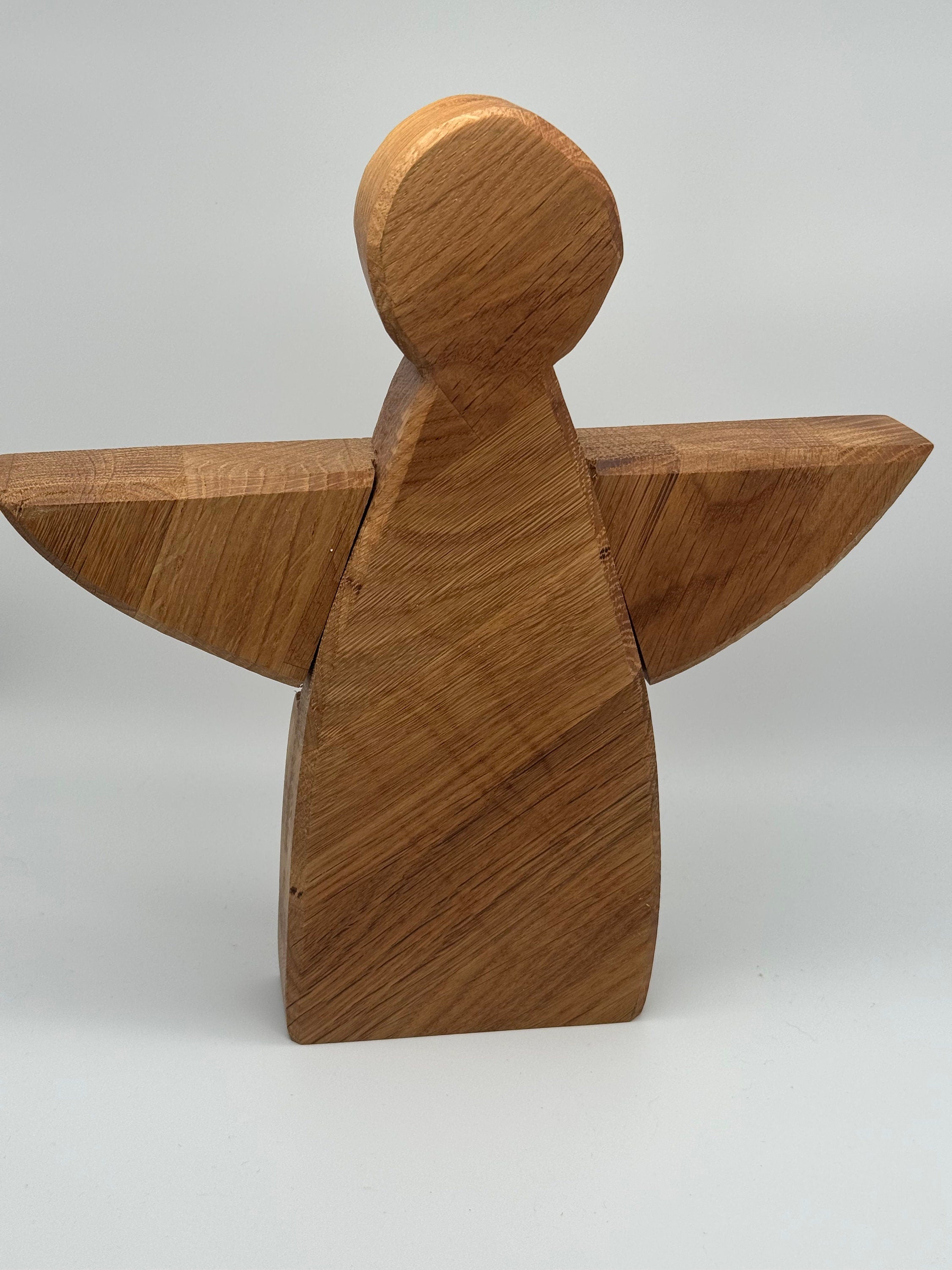 Weihnachtsengel aus Eichenholz