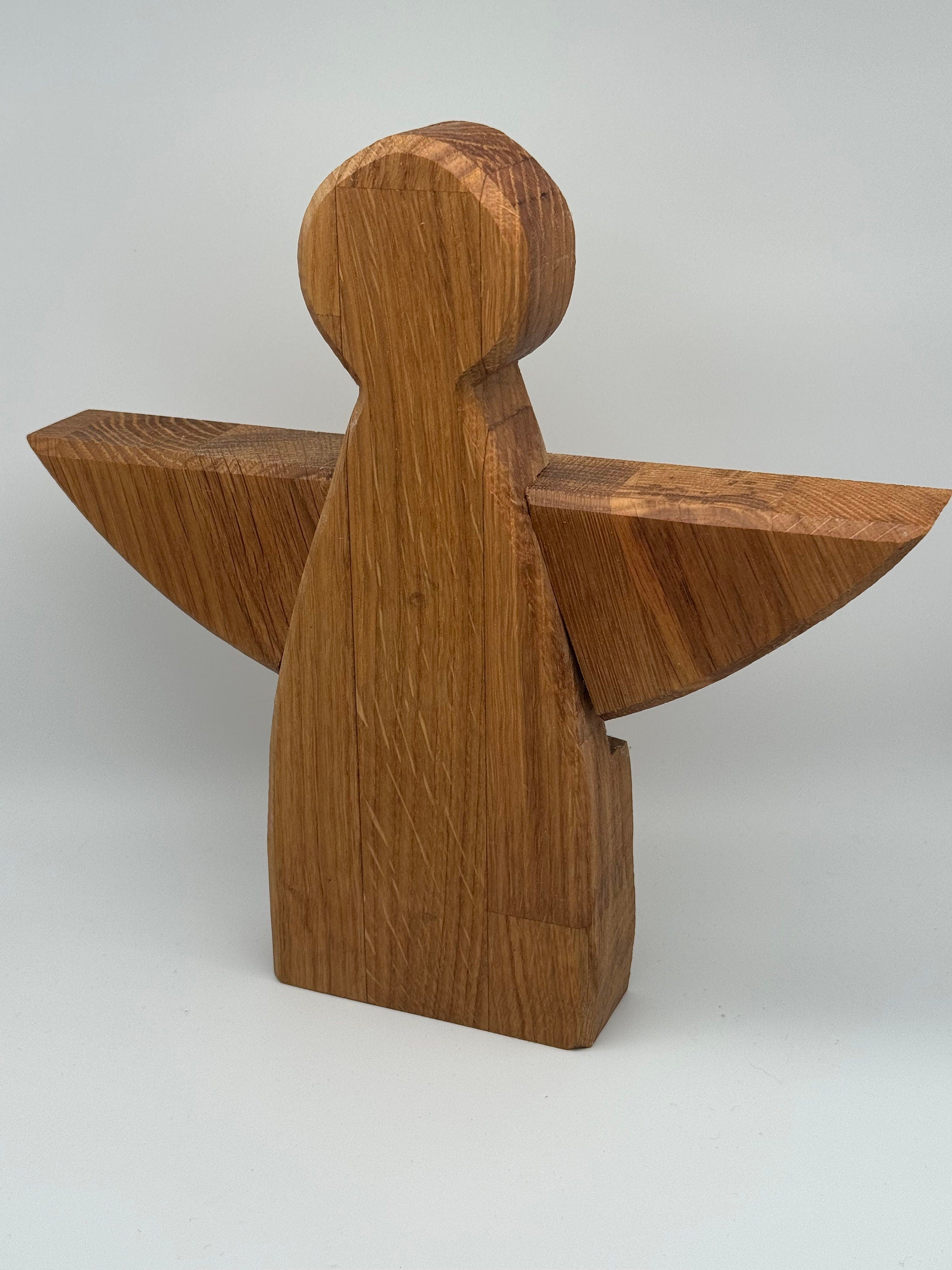 Weihnachtsengel aus Eichenholz