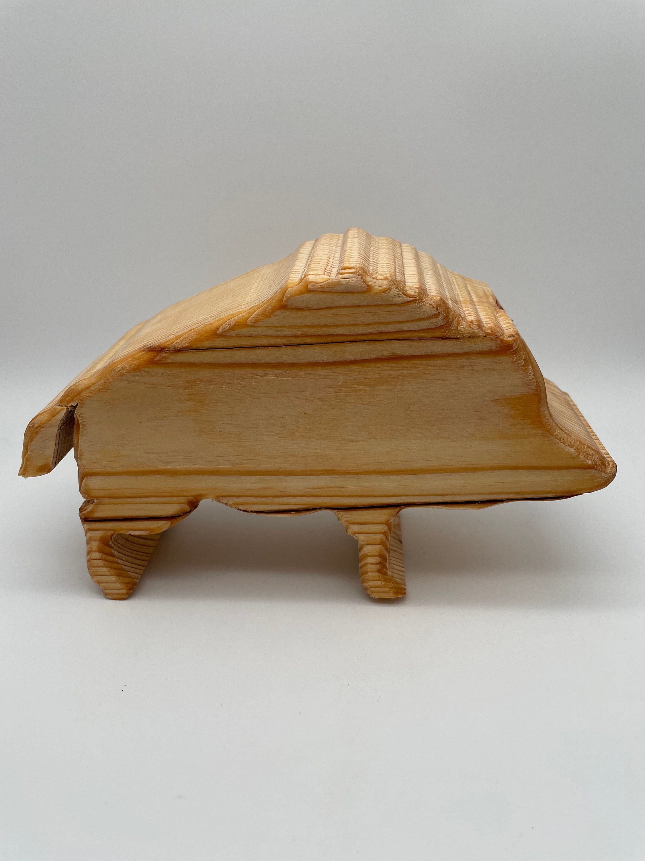 Sanglier en bois d'épicéa