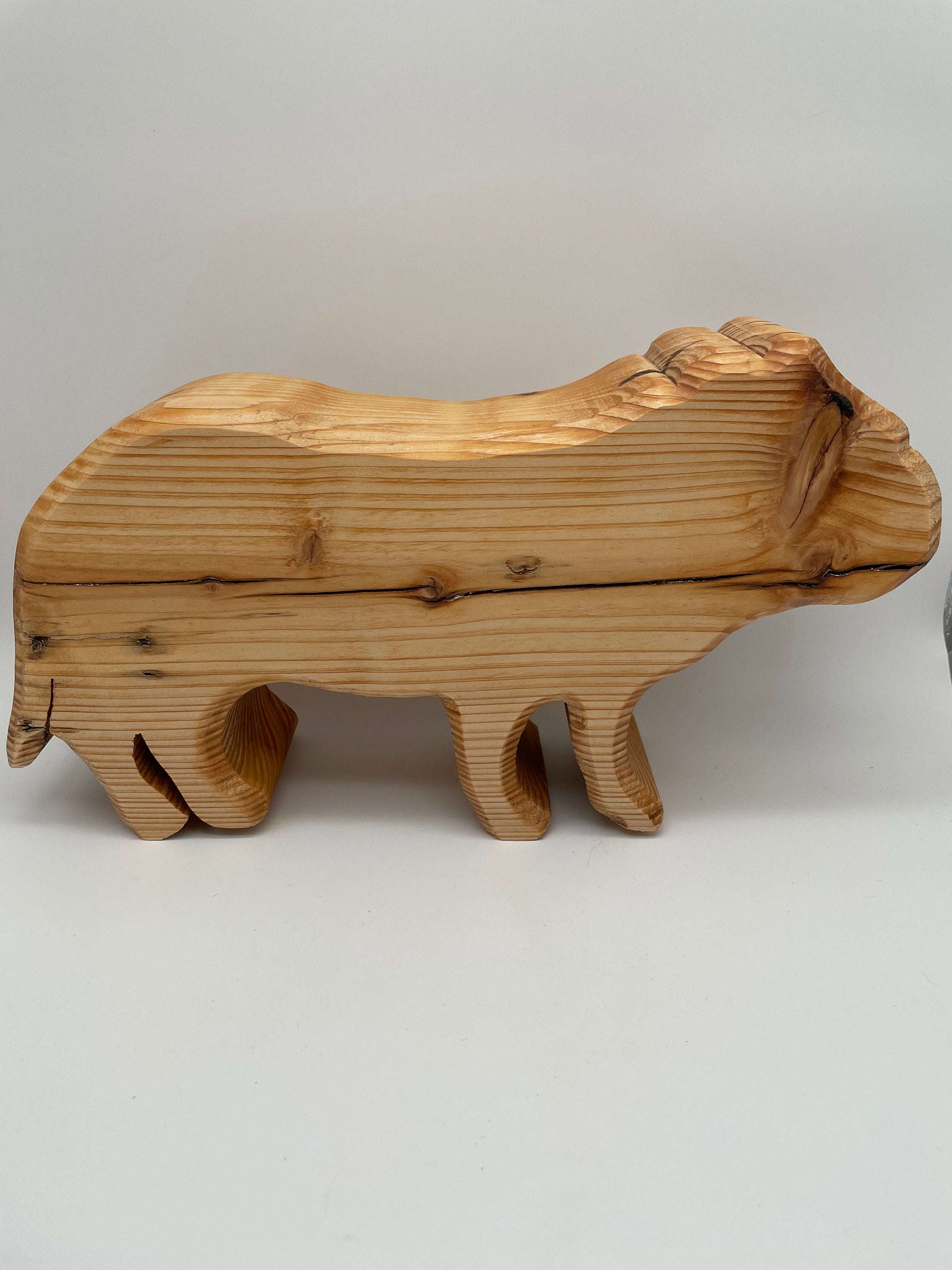 Holzhund Englische Bulldogge groß