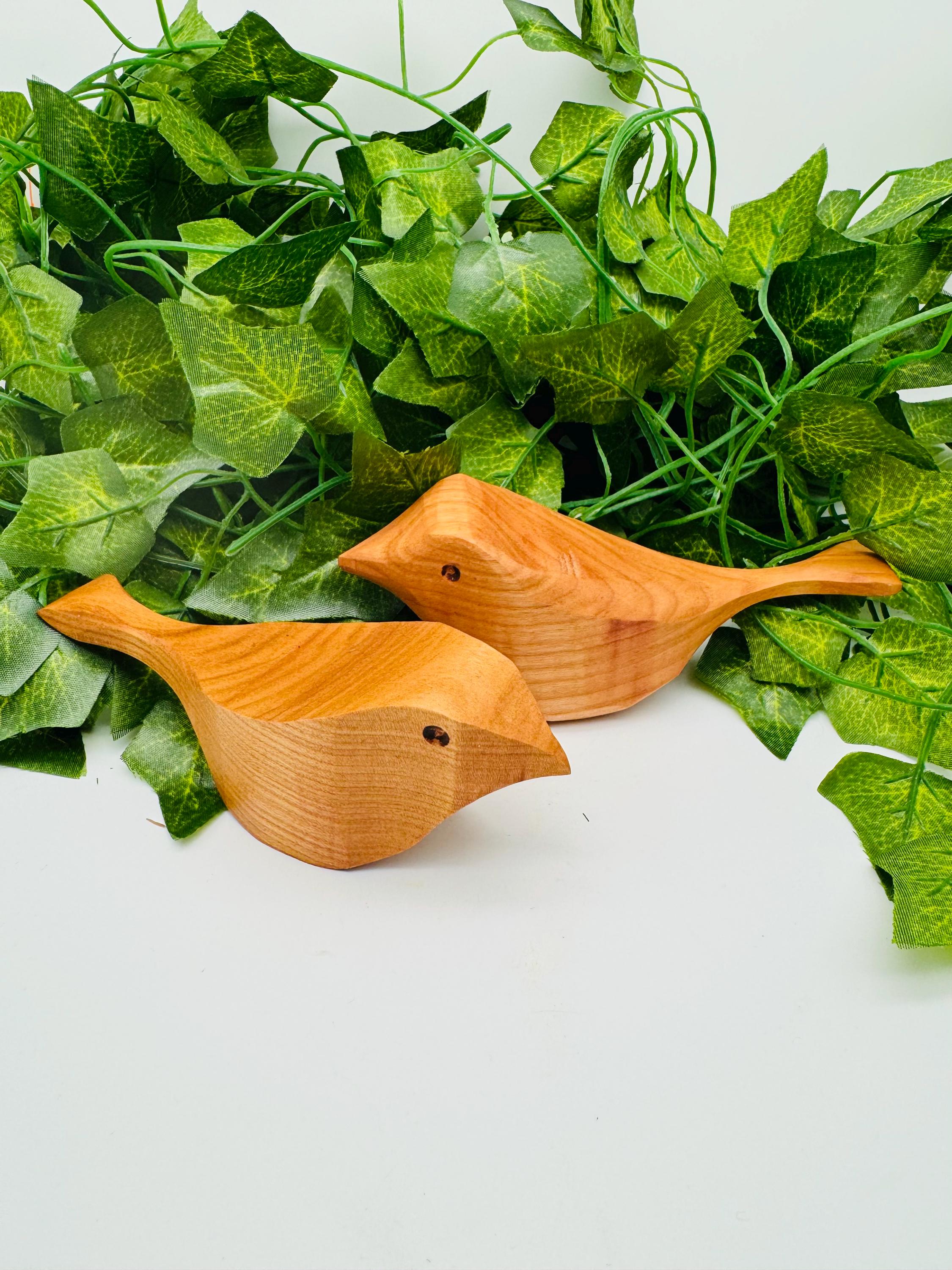 Holz Vögel mit breitem Schwanz