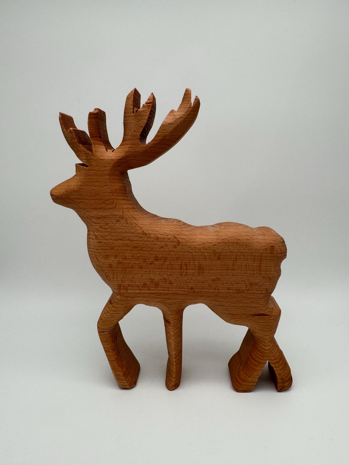 Hirsch aus Buchenholz, ca. 20 cm – handgefertigt in der Wetterau